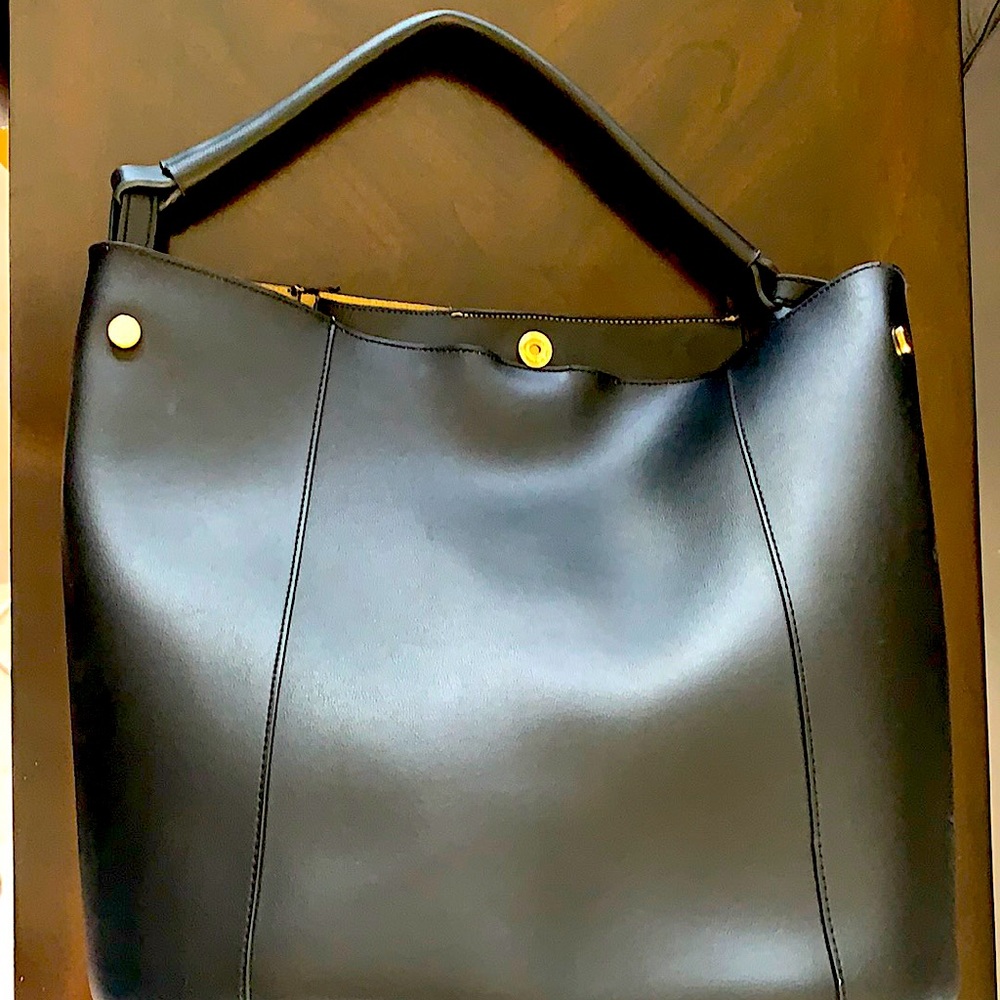 Hobo bucket type handbag